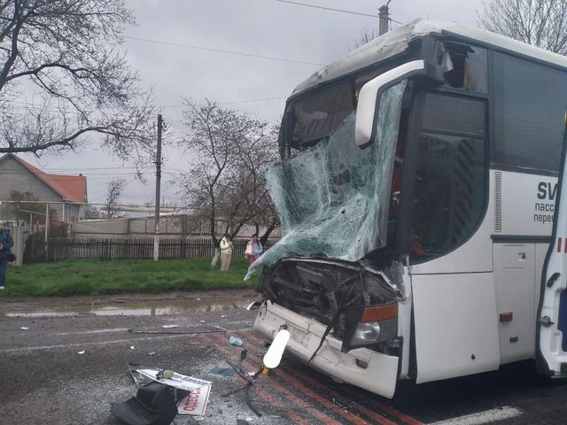 Автобус с пассажирами, ехавший из Одессы в Кишинев, попал в аварию в Ук