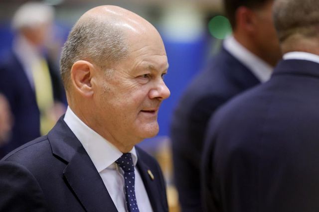 Scholz a Putin, 'ritira le truppe e negozia con Kiev'