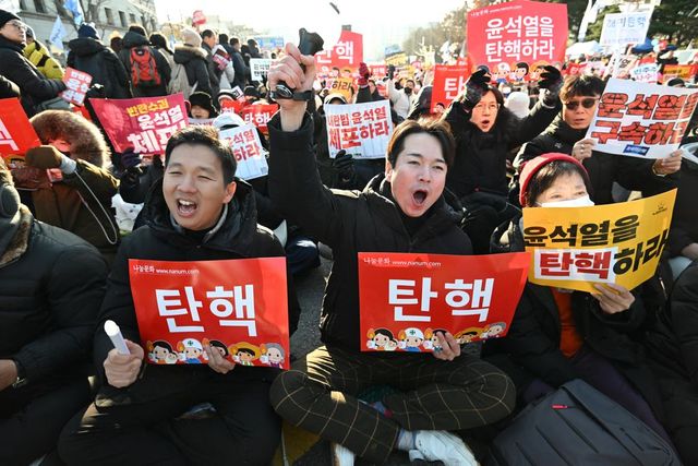 Corea del Sud, in migliaia in piazza contro il presidente Yoon Suk Yeol