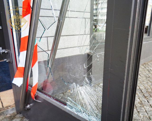 Spărgeau magazinele cu pietre și sustrăgeau bunuri de valoare în Chișinău: Doi bărbați, trimiși după gratii