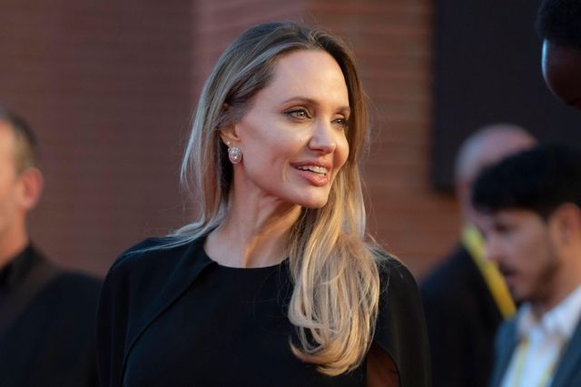 Angelina Jolie își arată cicatricile după mastectomie pentru prima dată. Actrița a trecut prin această procedură în 2013