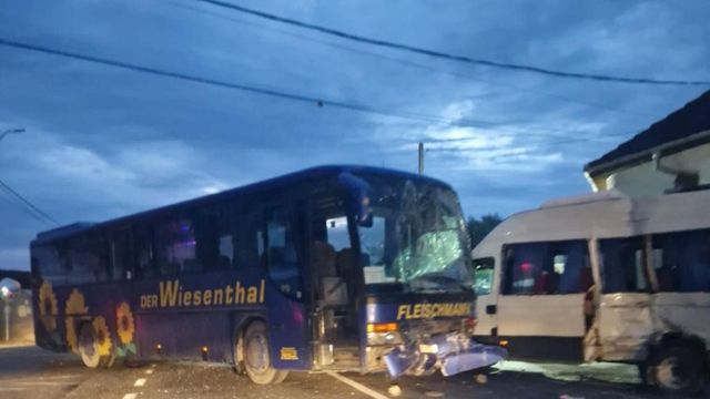 Accident cu opt victime între un microbuz și un autobuz