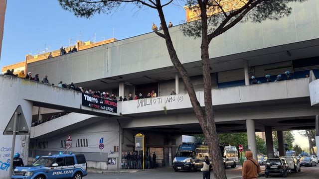 Roma, sgombero al centro sociale Laurentino 38, antagonisti sul tetto contro la polizia
