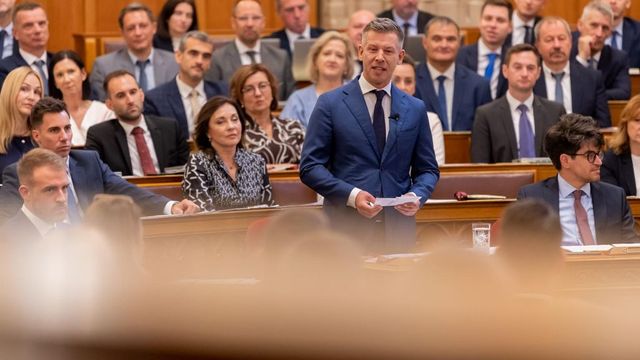 Megszavazta a parlament az iskolakezdési támogatást