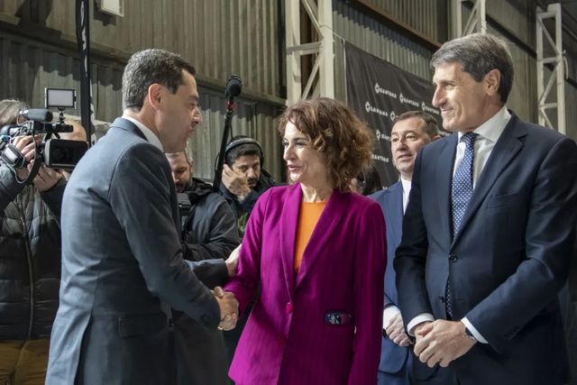 Moreno se afana en encapsular su campaña mientras Montero se encomienda a Sánchez