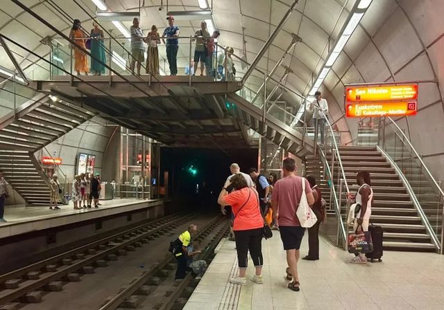 «Se ha tirado a las vías del metro para que no lo apuñalen»