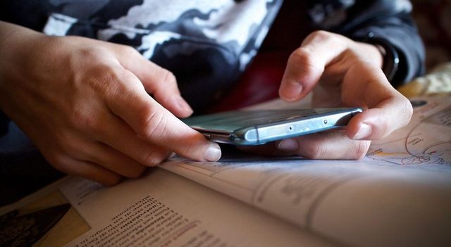11enne tenta di accoltellare prof e riprende l'aggressione col cellulare