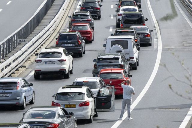 Tíz kilométeres a torlódás az M1-es autópályán Hegyeshalom felé