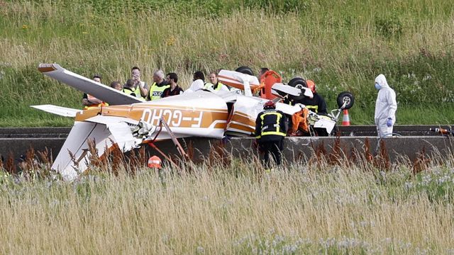 Un avion s-a prăbușit pe o autostradă din Franța. Tragedia a avut loc în apropierea Parisului
