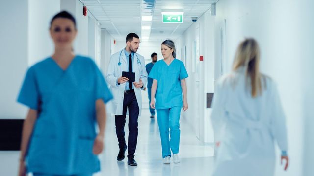 Medici e infermieri Ssn stanchi, frustrati in cerca di fuga, 50% in burnout