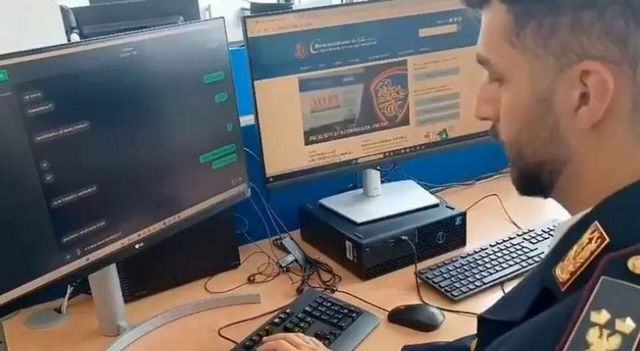 Ex vicedirettore tg e prof di liceo arrestati per foto intime di minori