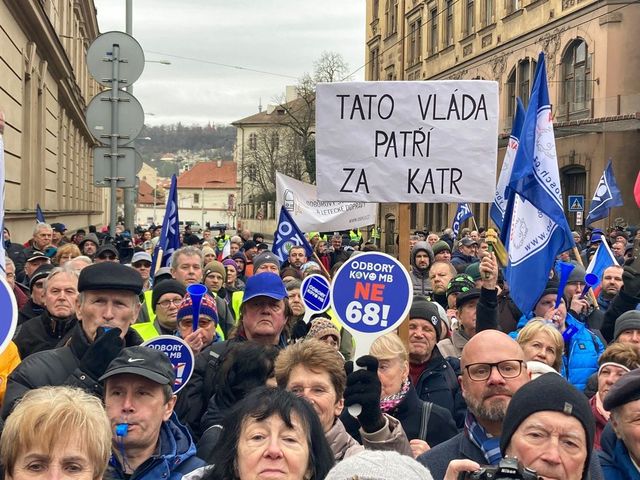 Stovky českých odborářů se vypravily k Úřadu vlády. Protestují proti reformě penzí