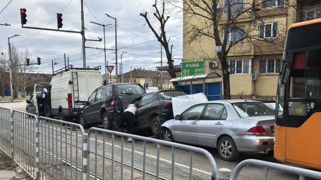 Верижна катастрофа с автобус на градския транспорт и пет коли в София