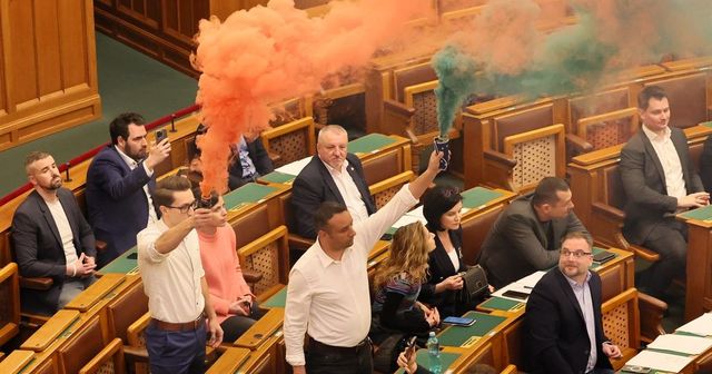 Botrányos körülmények között megszavazta a parlament a Pride betiltását