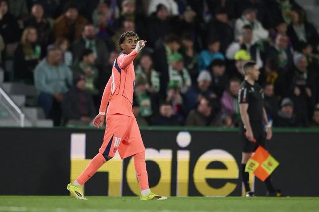 El padre de Lamine se pone «cachondo» viéndole jugar