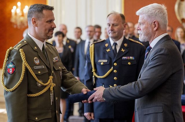 Generála Hyťhu po incidentu v baru převeleli, přišel o bezpečnostní prověrku