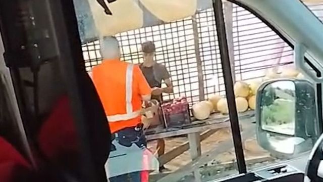 Ambulanțieri acuzați că au oprit să cumpere pepene în timpul unei intervenții, în Bacău