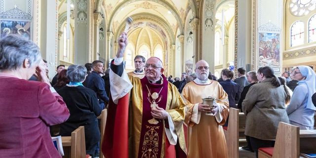 Bocsánatot kért a kaposvári püspök azoktól, akiket egyházi személyek bántalmaztak