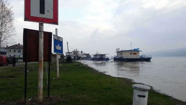 Traversarea cu bacul între Bulgaria și România, pe ruta Oryahovo-Bechet, suspendată din cauza vremii