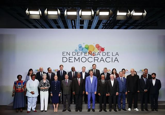 Sánchez llama a los líderes progresistas a no limitarse a «mirar» sino «responder» la ola de ultraderecha