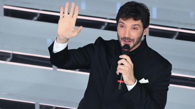Sanremo 27, 24 big in gara e serata Eurovision: De Martino presenta il regolamento
