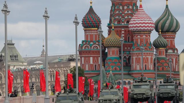 Rusia celebra el desfile del Día de la Victoria en la Plaza Roja de Moscú