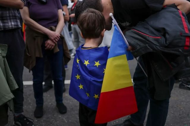 Peste 10 mii de oameni au participat la mitingul „EuRo Manifest” din Piața Victoriei: „Vrem Europa, nu dictatură!”