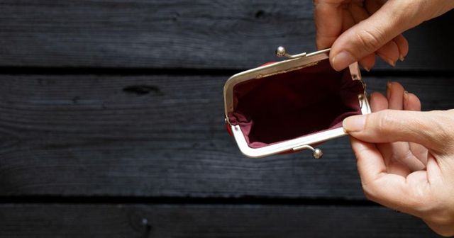 A cumpărat un portofel cu trei lei dintr-un second-hand. Ce a găsit înăuntru a emoționat-o profund