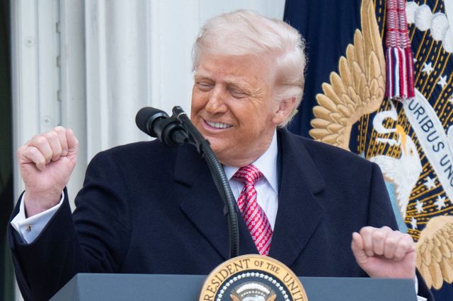 Trump vrea să redenumească Strâmtoarea Ormuz în Strâmtoarea Trump sau Strâmtoarea Americii