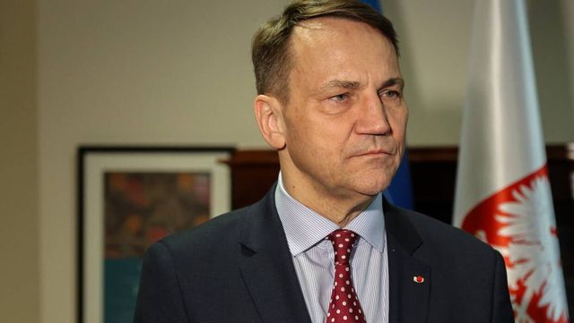 Premierul Poloniei: Vom doborî orice dronă sau avion care ne violează spațiul aerian