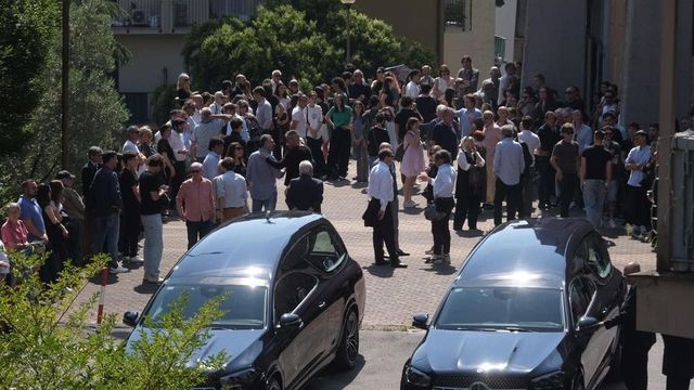 Tragedia Maldive, folla in chiesa per i funerali di Monica Montefalcone e Giorgia Sommacal