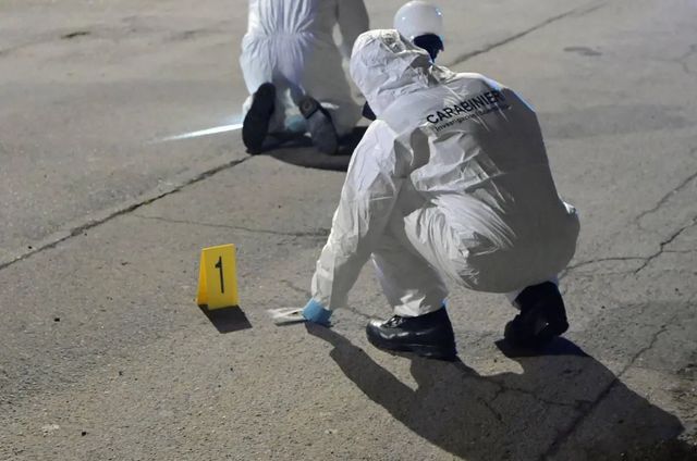 ++ Spari contro palazzo a Roma, ferita 19enne su balcone ++