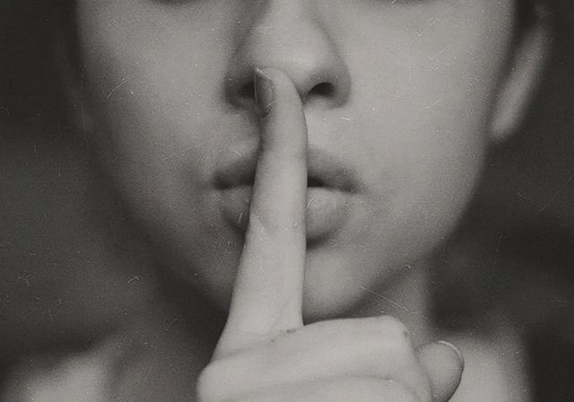 ¿A quién no deberías contar nunca un secreto?