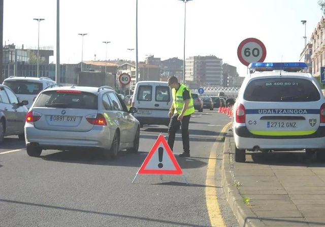 Un trabajador del aeropuerto coge el coche de una turista para irse a hacer la compra a Bilbao