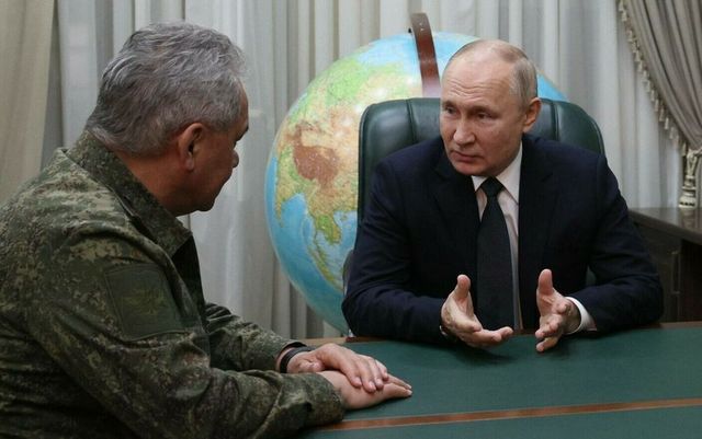 Putin a făcut noaptea o vizită neanunțată la cartierul general al armatei ruse. Ce i-au arătat Șoigu și Gherasimov