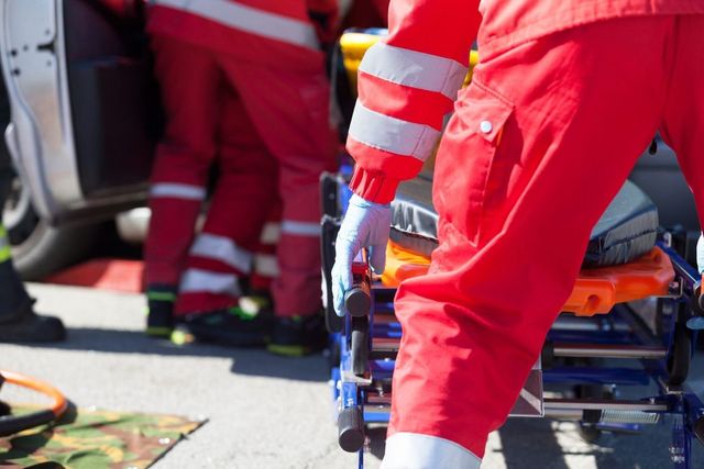 Resta incastrato in un macchinario, operaio muore in Toscana