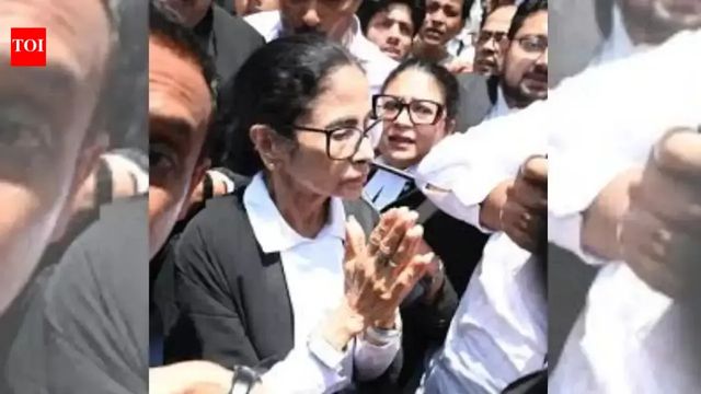 Mamata appears before Calcutta High Court to argue Bengal post-poll violence case