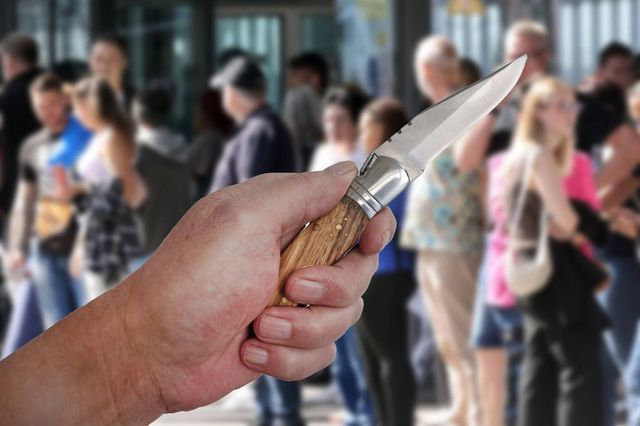 Femeie atacată cu un cuțit pe o alee din Sectorul 2. Agresorul, un recidivist