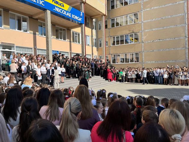 Ultimul sunet răsună vineri în toate școlile din țară. Video de la un liceu din Chișinău