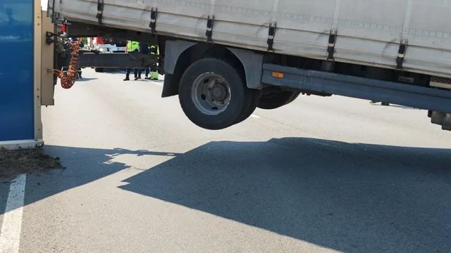 Камион скъса мантинелата на магистрала „Струма” и падна от мост