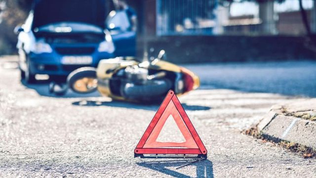 Моторист загина след удар в дърво в Разградско