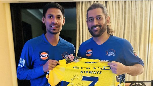 MS Dhoni gives signed jersey to CSK's star pacer