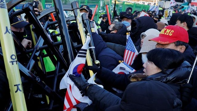 Clashes As South Korean Investigators Arrive To Arrest President Yoon