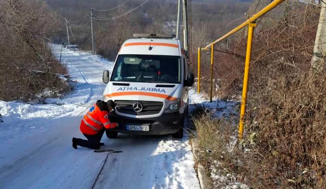 Două ambulanțe, tractate de salvatori după ce au rămas blocate din cauza ghețușului