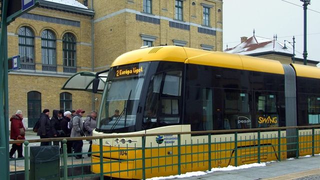 Villamosperonra hajtott egy személyautó Szegeden