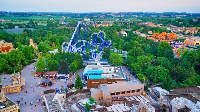 Incendio a Gardaland, fiamme in un'attrazione in legno