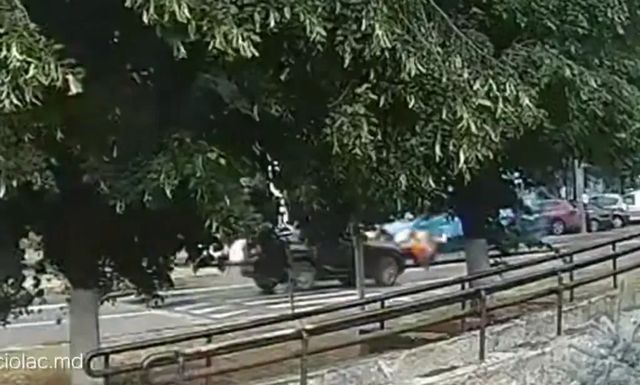Lovit pe trecere de pietoni la Chișinău: un bărbat a ajuns la spital, iar impactul a fost surprins de camerele de supraveghere