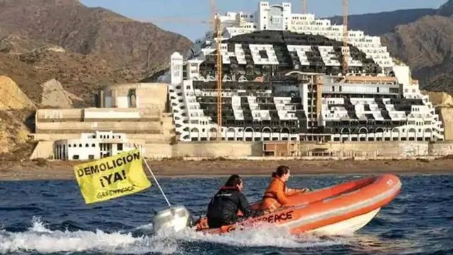 Absueltos los 28 activistas de Greenpeace acusados de pintar 'hotel ilegal' en el Algarrobico