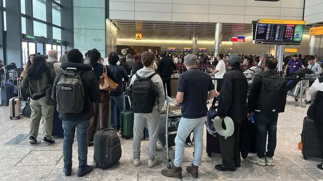 Traffico aereo in tilt nel Regno Unito, coinvolti anche gli scali di Heathrow e Gatwick