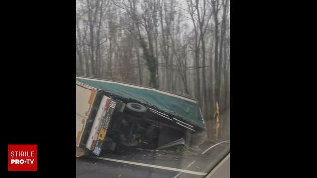 Sute de colete împrăștiate pe autostrada A1, după ce un camion s-a răsturnat peste o mașină oprită pe banda de urgență